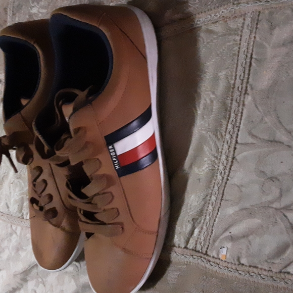 Shoe's - Picture 2 of 3